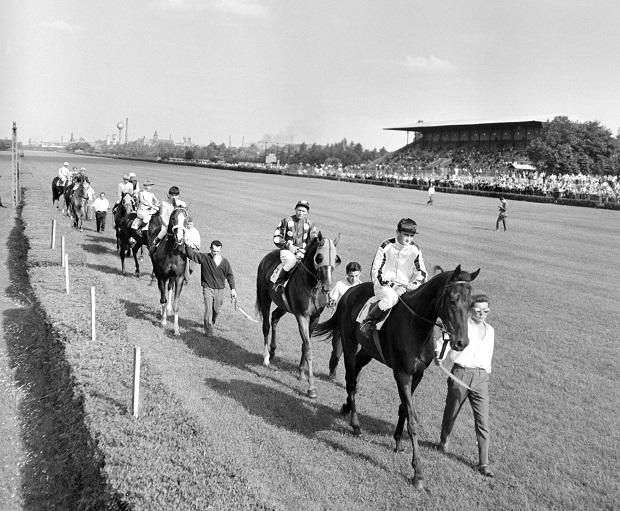 1963: a 41. Magyar Derby főszereplői, a későbbi győztes Imperial balról a harmadik (Fotó: MTI)