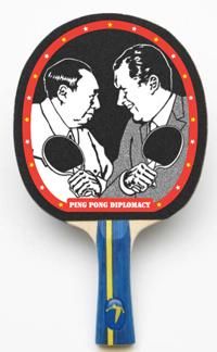 A „pingpong­diplomácia” negyvenéves 
évfordulójára 2011-ben készített speciális 
ütő Mao Ce-tunggal és Richard Nixonnal