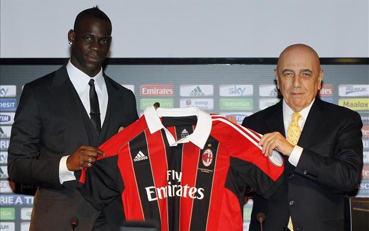 Mario Balotelli és új főnöke, a láthatóan óvatosan reménykedő Adriano Galliani (Fotó: Action Images)