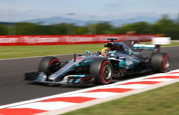 Lewis Hamilton hatodik hungaroringi győzelme felé tart?