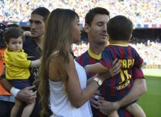 Leo átadja Thiagót Antonellának (forrás: mundodeportivo.com)