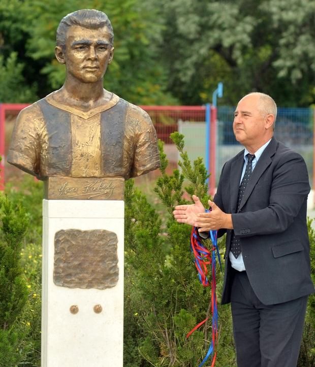 A Fáy utcai Sportcentrumban 2012 óta áll Kubala László szobra – Carlos Kubala elégedett volt vele (Fotó: Mirkó István)