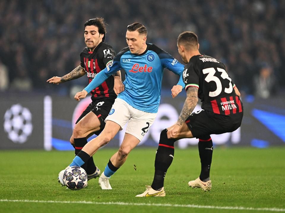 Jól jellemzi az első perceket a kép: a Napoli birtokolja többet a labdát, de általában két Milan játékos kerül szembe a labdát birtokló nápolyival (Fotó: Getty Images)