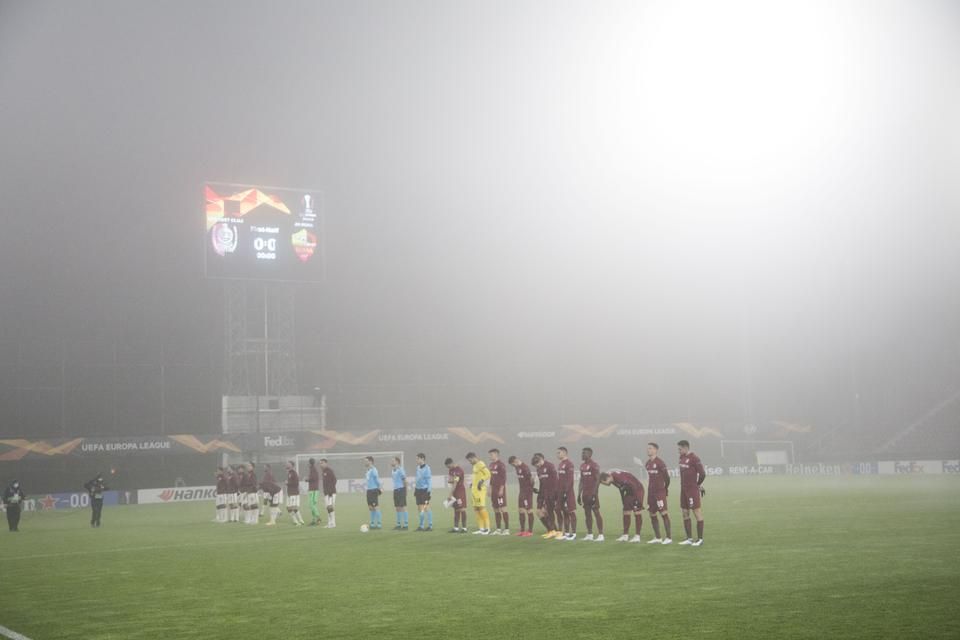 A csapatok óriási ködben kezdtek, s emlékeztek meg Diego Maradonáról (Fotó: Manases Sándor)