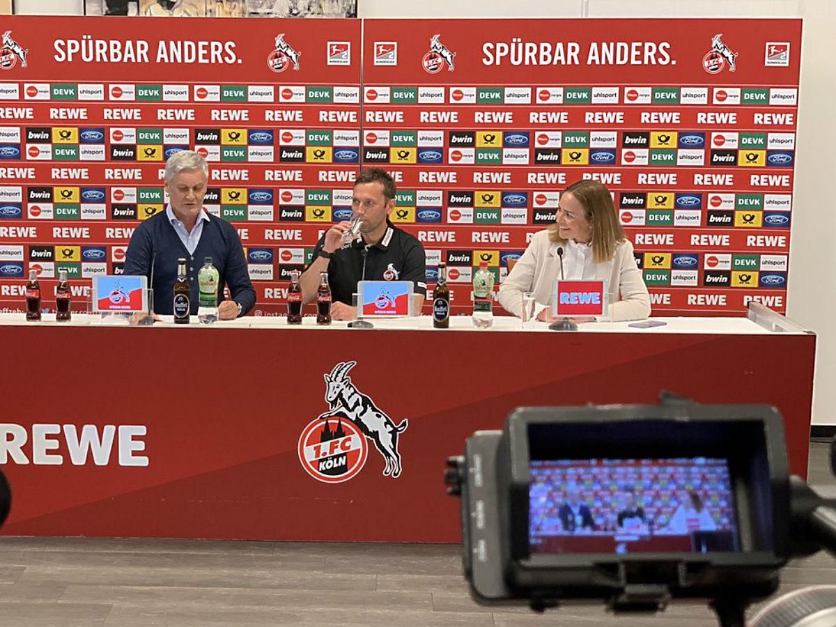 Armin Veh sportigazgató (balra) már be is mutatta az utolsó három meccsre beugró edzőt, André Pawlakot (középen) – (Fotó: Twitter/1. FC Köln)