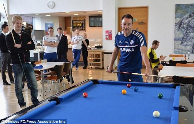 John Terry az állást figyeli (forrás: Daily Mail)