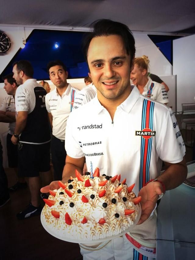 Massa a szülinapi tortával (Fotó: Twitter/WilliamsRacing)