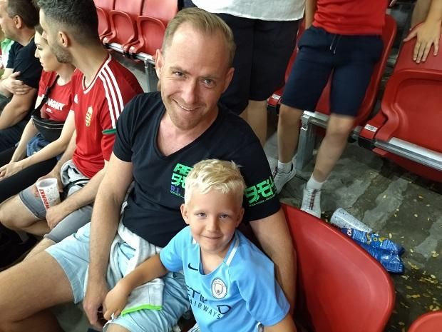 Moritz Jahreiss és kisfia a Puskás Arénában – Tim a Manchester City mezében érkezett