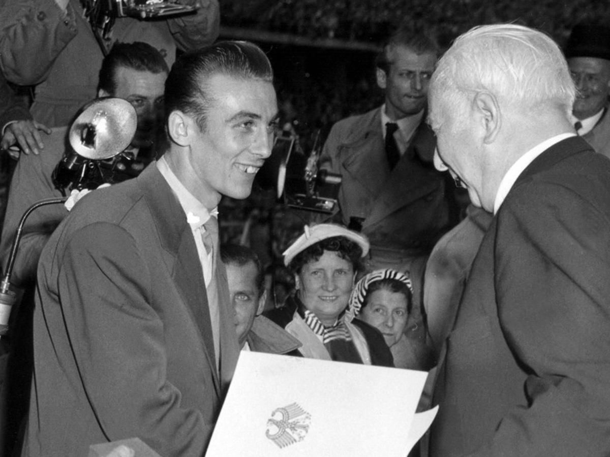 Eckel (balra) az 1954-es vb mind a hat meccsén pályára lépett (Fotó: AFP, archív)