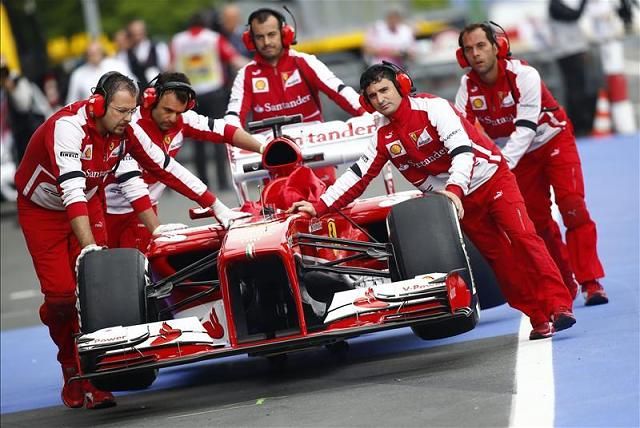 Fernando Alonso Ferrarija az első edzésen tönkrement, a spanyol csak délután gyakorolhatott