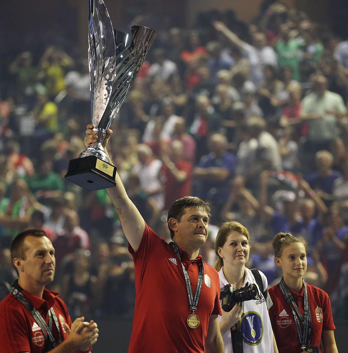 Golovin Vlagyimir a junior-világbajnokság trófeájával - arcán az öröm jele nélkül (Fotó: Török Attila)