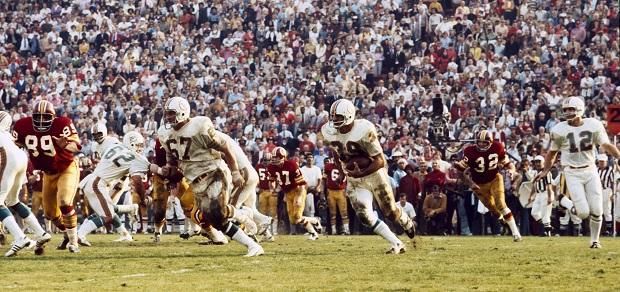 A magyar származású Larry Csonka (képünkön 39-es mezben) kétszer nyert Super Bowlt a Miami Dolphins fullbackjeként, sőt 1974-ben a bajnoki döntő MVP-jének is megválasztották