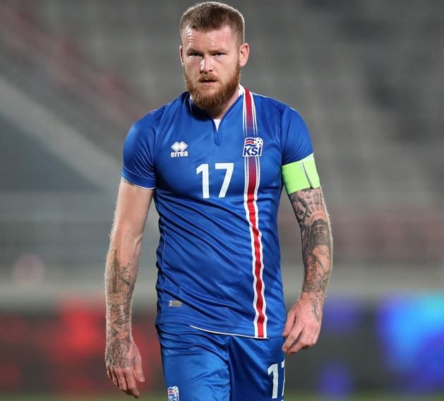 Bár Aron Gunnarsson fiatalnak számított az izlandi csapatban, megérte bízni benne (Fotó: AFP)