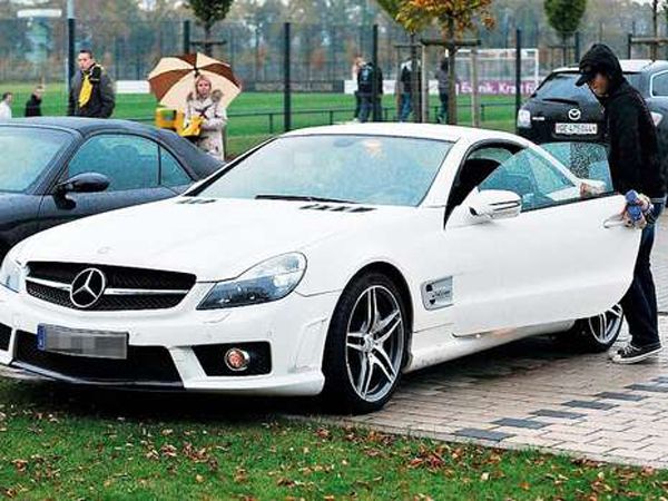 Nelson Valdez már nem a Dortmund játékosa, de a klasszikus márkák híve a Mercedesével.