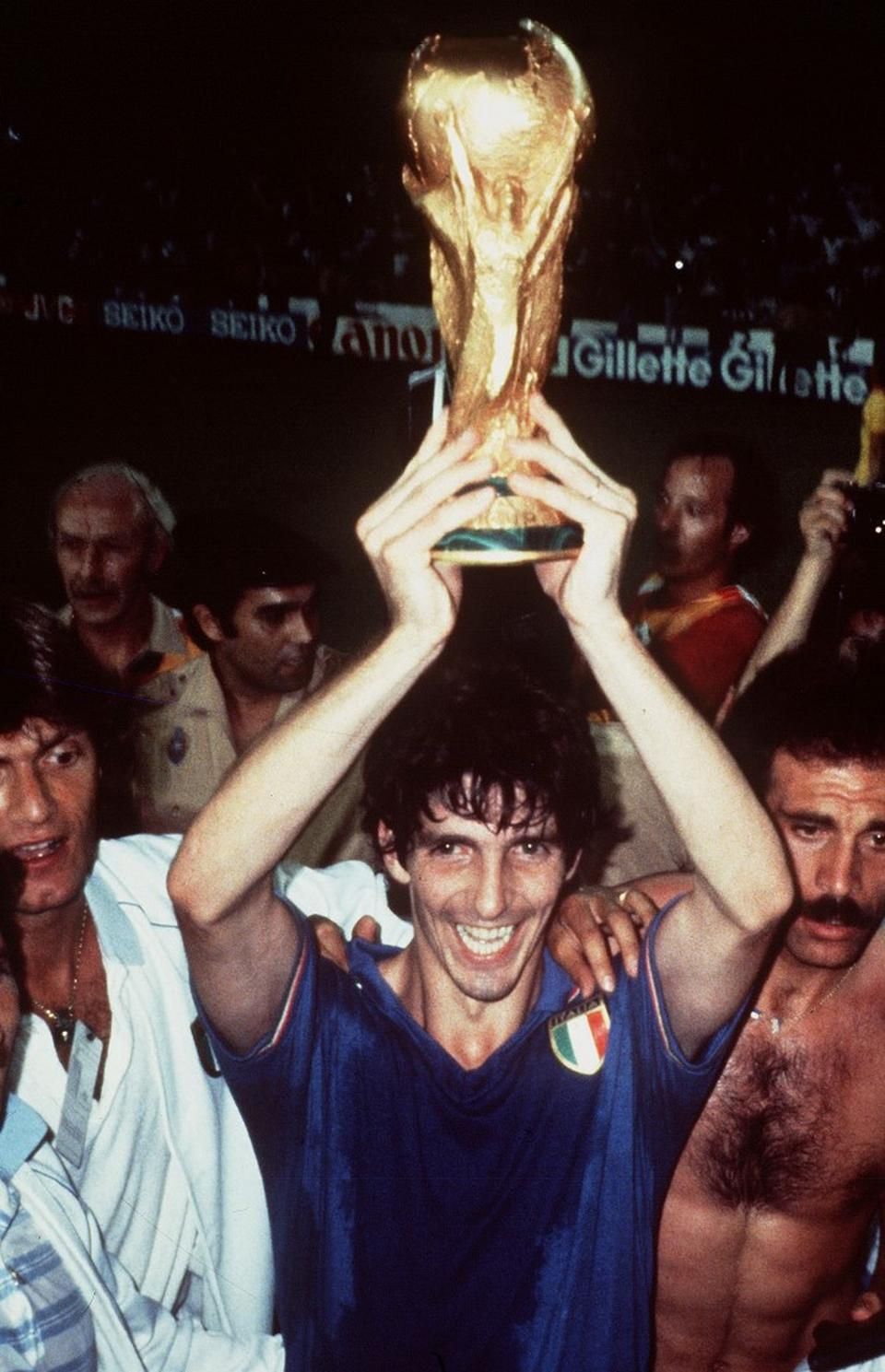 Magasságok, ahová Gasperini játékosként nem tudott eljutni: a képen Paolo Rossi, a Juventus és az olasz válogatott ikonikus alakja, Gasperini egykori csapattársa, az 1982-ben megnyert vb-trófeával (Fotó: AFP)