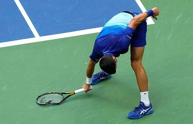 Novak Djokovics az ütőjén próbálta meg levezetni a dühét (Fotó: Reuters)