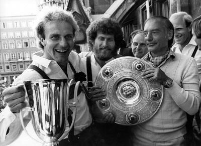 Karl-Heinz Rummenigge, Paul Breitner és Csernai Pál a német bajnoki tállal (Fotó: Getty Images)
