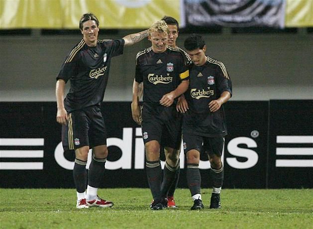 Németh Krisztián (hátul) felkészülési mérkőzésen Fernando Torresszel és Dirk Kuyttel is szerepelt egy csapatban