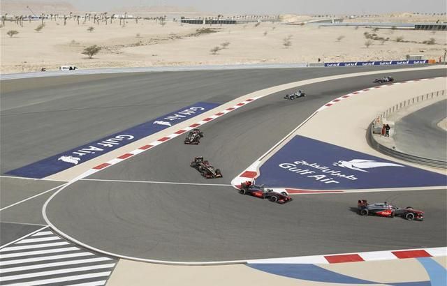 Sergio Pérez üldözi az előtte haladó Jenson Buttont a Bahreini Nagydíjon (Fotó: Action Images)
