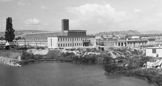 A mai stadion helyén álló egykori Környezetvédelmi és Vízgazdálkodási Tudományos Kutató Intézet (VITUKI) telephelye 1956-ban, a Kvassay hídról nézve (Fotó: Fortepan)