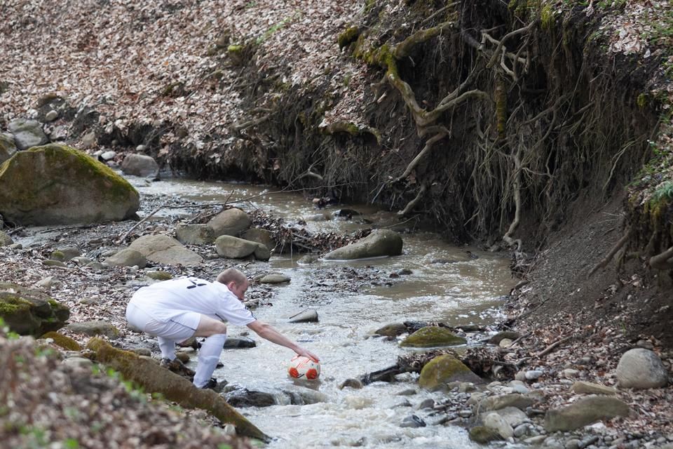 Gyakran előfordul, hogy a játékosok a Varga-patakból halásszák ki a labdát (FOTÓ: SZÉKELY CITROM/HAÁZ SÁNDOR)