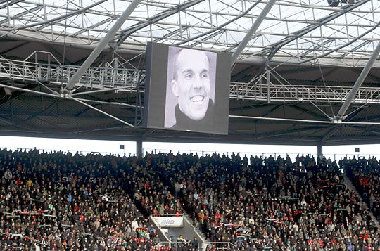 Enkére emlékeztek a hannoveri stadionban (Fotó: Reuters)
