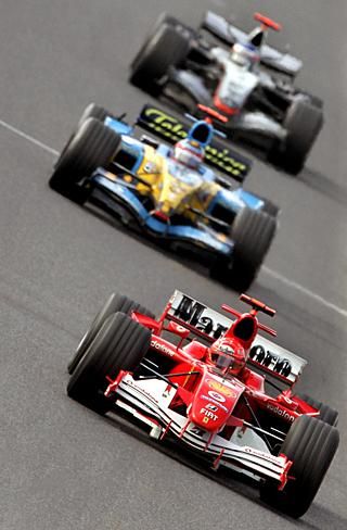 A két trónkövetelő Schumacher mögött (Fotó: AFP)