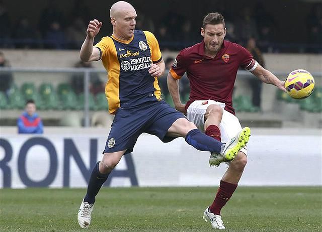 Francesco Totti (jobbra, Roma) és Emil Hallfredsson (Verona) csatája (Fotó: Reuters)