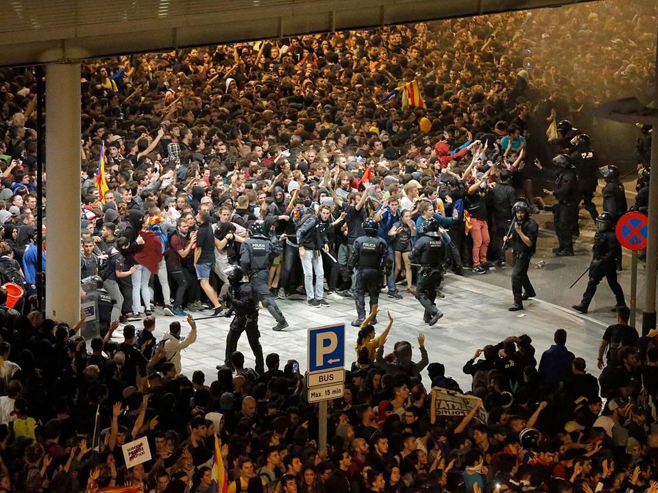 A katalán függetlenségi vezetők szabadon engedéséért tüntetők az El Prat repülőtérnél (Fotó: AFP)