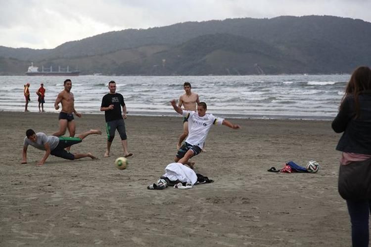 Megy a foci a homokban is (forrás: Buzzfeed)