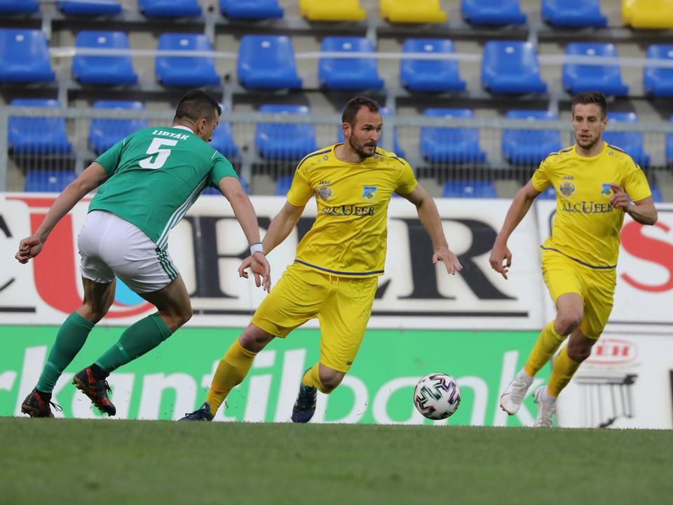 Simon András (középen, sárgában) csapata gyorsan hátrányba került a győri városi rangadón, azonban sikerült fordítania a Gyirmótnak (Fotó: Csapó Balázs / Kisalföld)