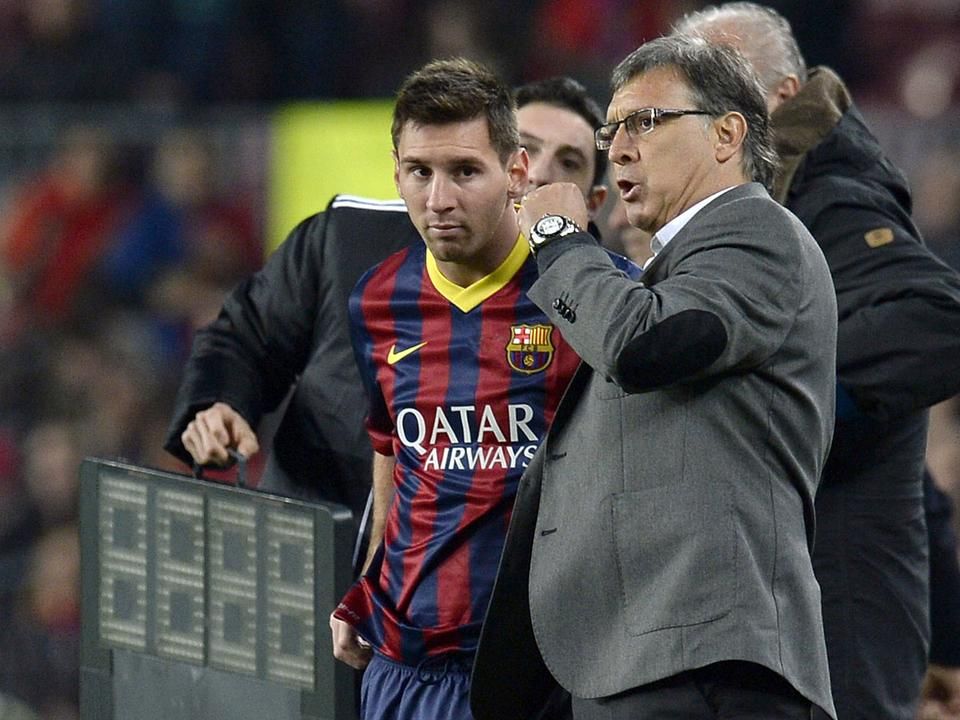 Gerardo Martino magyaráz Lionel Messinek egy 2014. januári kupameccsen (Fotó: AFP)