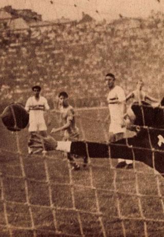 Kovács Imre lövését Faragó nem tudja védeni, 
az volt a Vörös Lobogó ötödik gólja