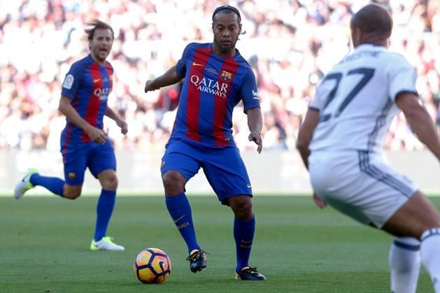 Amit klubszimpátiától függetlenül minden szurkoló áhítattal néz: Ronaldinho labdával a lábán
