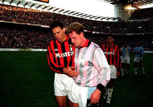 Klasszisok egymás között: Marco van Basten és Paul Gascoigne egy Milan–Lazio után