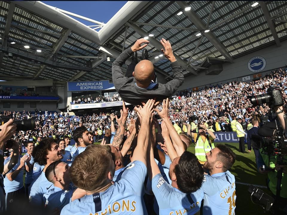 Pep Guardiola a levegőben – egymás után másodszor nyerte meg a Premier League-et (Fotó: AFP)