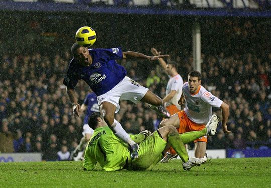 Jermaine Beckford (Everton) zuhanása Paul Rachubkán (Blackpool) keresztül (Fotó: whoateallthepies.tv)