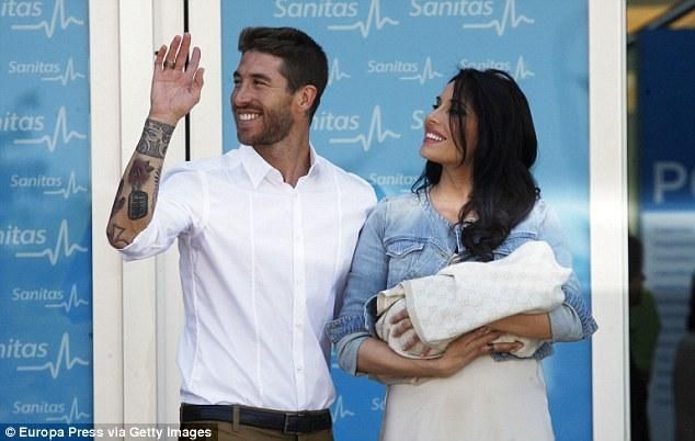 Sergio Ramos és Pilar Rubio a kisfiukkal a kórház előtt (forrás: Daily Mail)