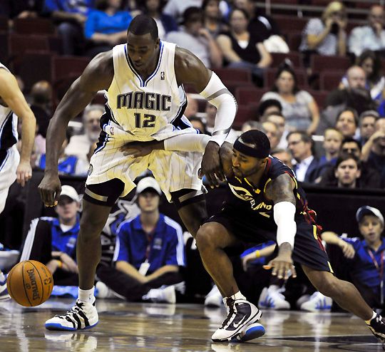 A kép csalóka: ezúttal nem Dwight Howard és a Magic tornyosult a Cavs fölé (Fotó: Reuters)