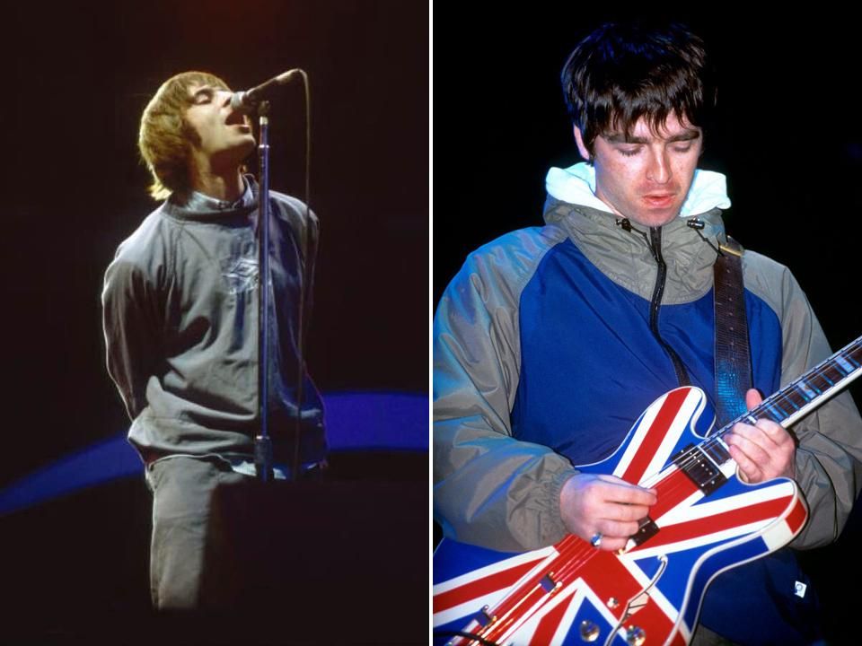 Liam Gallagher (balra) és Noel Gallagher az Oasisből a Maine Roadon. Liamen Manchester City-melegítő, Noel gitárján a Union Jack. Összeért a zene, az angol focireneszánsz és a „lad culture” (Fotók: AFP)