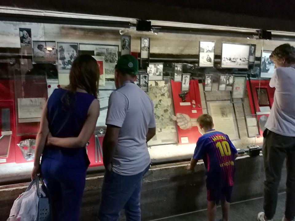Messi-mezes kisgyerek és három felnőtt a sztálingrádi csata múzeumában