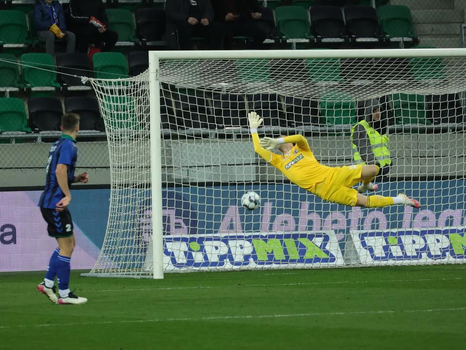 Girsik kétkapufás lövése után Molnár kapus és a gólvonal mögött is lepattant a labda (Fotó: Karnok Csaba / Délmagyarország)
