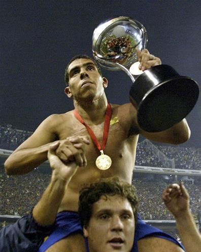 Carlos Tévez a Copa Sudamericana serlegével 2004-ben 
(Forrás: sports.xin.msn.com)