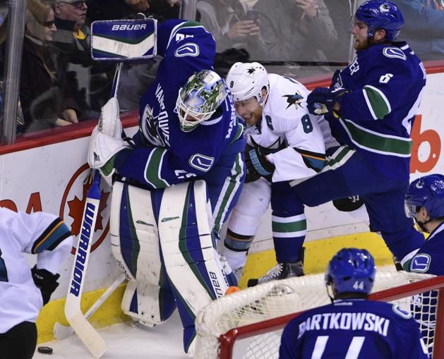 Jacob Markström, a Vancouver Canucks kapusa a San Jose Sharks ellen bátran avatkozik játékba a palánk mellett  (Fotó: Reuters)