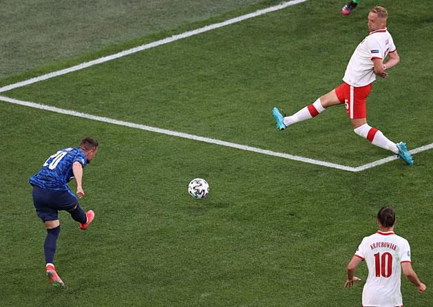 Róbert Mak gólt eredményező lövése (Fotó: AFP)
A GÓL IDE KATTINTVA TEKINTHETŐ MEG!