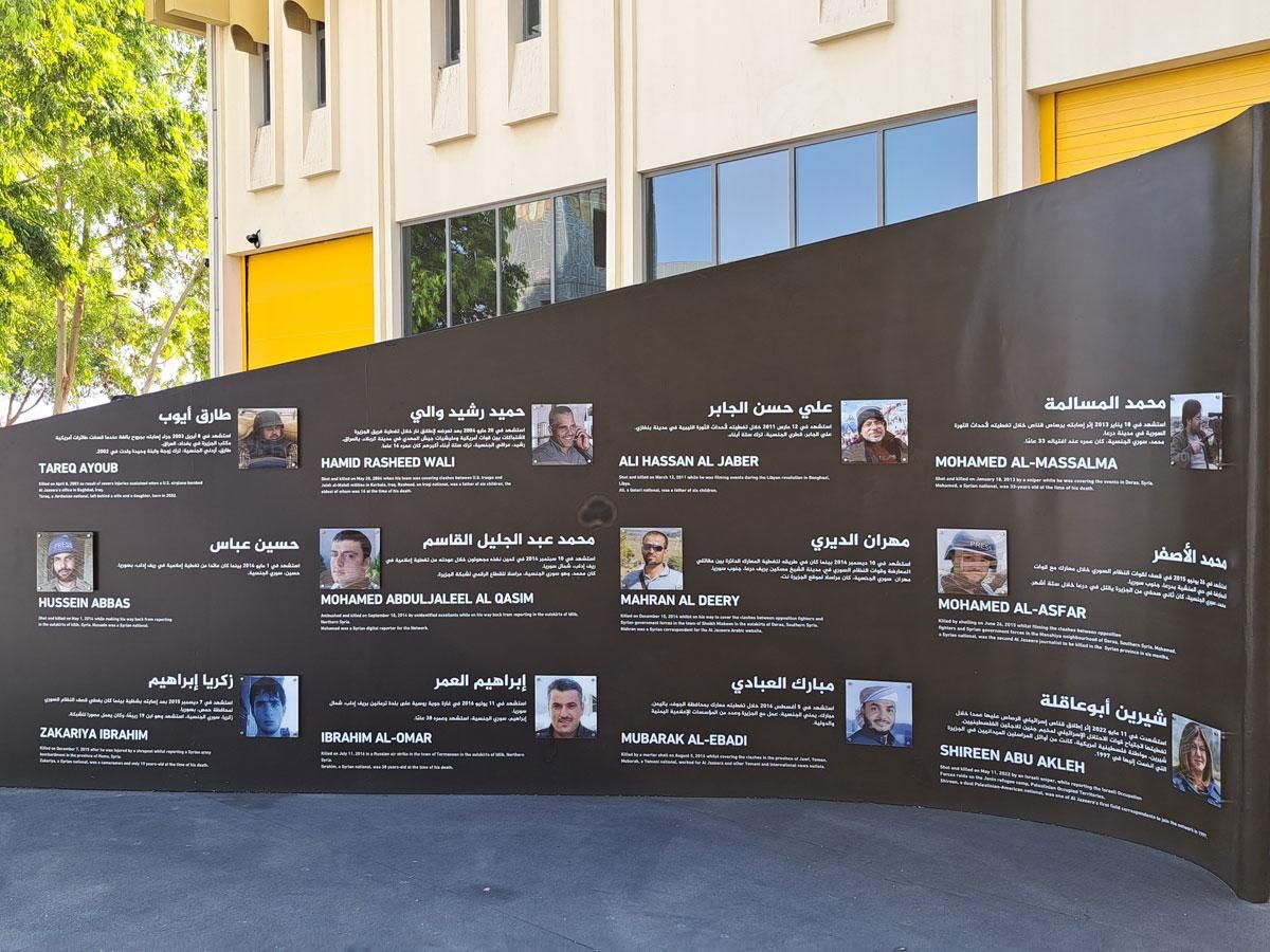 Az Al Jazeera dohai kiállításán külön falat állítottak a munkájuk során elhunyt haditudósítók emlékére