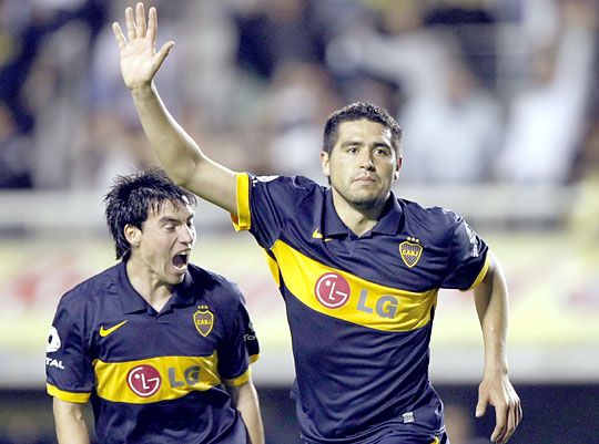 Riquelme (jobbra) üzenete Basilének: maradj velünk! (Fotó: Reuters)