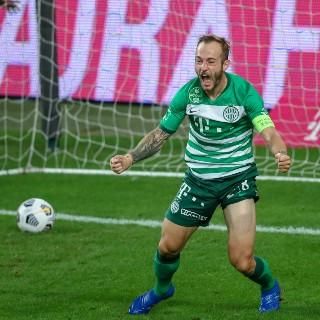 Sok szép pillanatot, illetve sikert ünnepelhetett 
Fradi-játékosként és csapatkapitányként Lovrencsics Gergő 
(Fotó: Szabó Miklós)