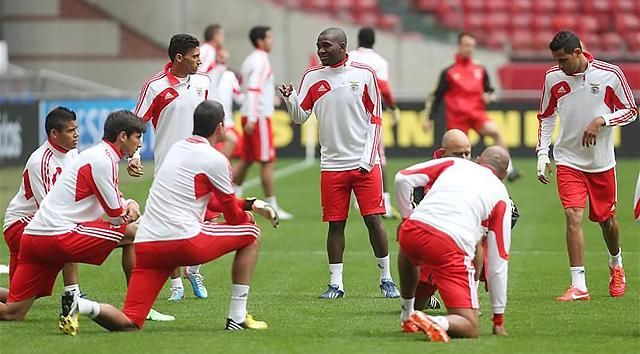 Fél térden a Benfica, de csak a jobb harckészültség kedvéért (Fotó: Reuters)