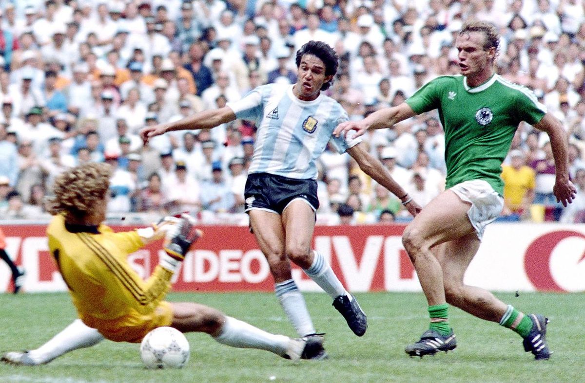 Jorge Borruchaga ezzel a lövéssel nyerte meg Argentínának az 1986-os vb-döntőt az NSZK ellen (Fotó: Imago Images)
